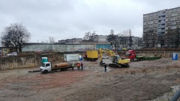 Budowa biurowca na placu Jana Pawła II ruszyła po długiej przerwie