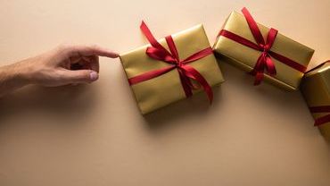 Zakup prezentów przez Internet - wygodne i opłacalne rozwiązanie