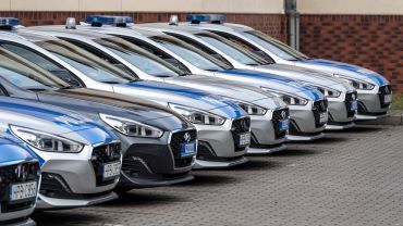 Miasto kupiło policji 16 aut marki Hyundai za 650 tys. zł. Uroczyście przekazał je prezydent [ZDJĘCIA]