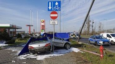 Tragiczny wypadek. Peugeot uderzył w latarnię, kierowca zginął na miejscu