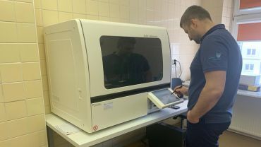 Szpital przy Koszarowej ma już sprzęt do testowania pacjentów na SARS-CoV-2 [ZDJĘCIA]