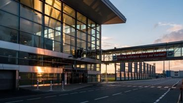 Wrocławskie lotnisko opustoszałe w czasie epidemii. Jak teraz funkcjonuje? [WYWIAD]