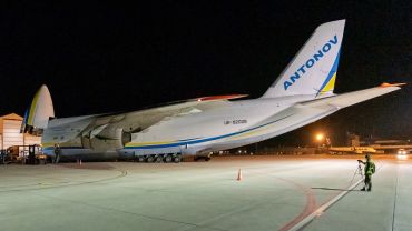 AN-124 znów we Wrocławiu. Ogromny samolot z kolejnym transportem [ZDJĘCIA]