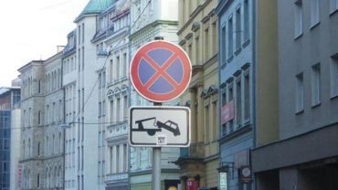 Zakaz parkowania przy placu Grunwaldzkim. Zmiany przy komisariacie policji