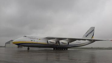 Samolot-gigant z Chin wylądował we Wrocławiu! Przywiózł kombinezony i przyłbice [ZDJĘCIA]