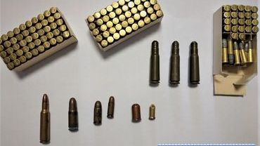 Policja zabezpieczyła narkotyki i 150 sztuk amunicji