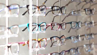 Jakie okulary polecają eksperci lub lekarze na wiosnę?