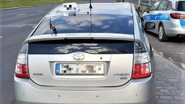 Taksówkarz jechał zbyt szybko Legnicką, a policjantom pokazał podrobione prawo jazdy