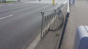 Kierowca wjechał w przystanek tramwajowy na Legnickiej [ZDJĘCIA]