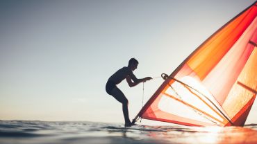 Windsurfing, surfing i kitesurfing. Znajdź sport dla siebie!