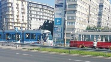 Wykolejenie zabytkowego tramwaju zablokowało plac Strzegomski