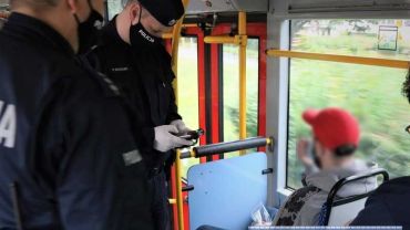Wrocław: policja sprawdza maseczki w sklepach i tramwajach