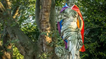 Nie tylko Warszawa. Aktywiści LGBT wywiesili tęczową flagę na wrocławskich pomnikach [ZDJĘCIA]
