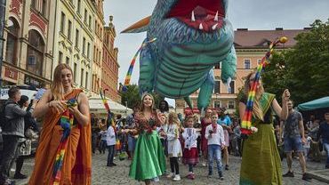 Ulicami Wrocławia przeszła parada ze smokami i odważnymi dziećmi [ZDJĘCIA]