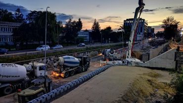 Postępy w budowie nowego wiaduktu. Nocne betonowanie [ZDJĘCIA]