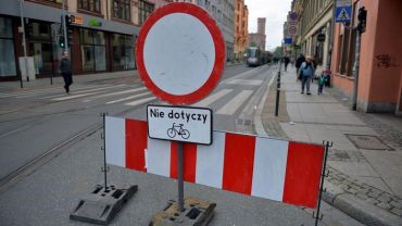 Od października nie dowieziesz dziecka samochodem do szkoły. Wrocław promuje rower i hulajnogę