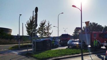 Stłuczka na rondzie koło Stadionu Wrocław. Jedno z aut przewróciło się na bok [ZDJĘCIA]