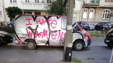 Incelski napis w przestrzeni publicznej Wrocławia. Kobiety zaniepokojone