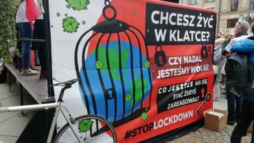 Antypandemiści wyszli na ulice. Demonstracja we Wrocławiu rozwiązana przez miasto [ZDJĘCIA, WIDEO]