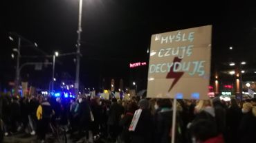 Strajk Kobiet nie daje za wygraną. W centrum Wrocławia znów tłumy i blokada ulic [RELACJA]