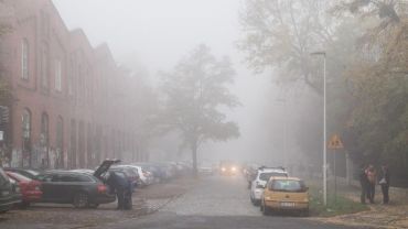 Ostrzeżenie meteorologiczne. Gęsta mgła ogranicza widoczność na ulicach