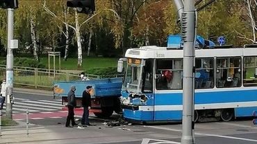 Zderzenie ciężarówki z tramwajem na Żmigrodzkiej