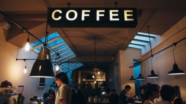 Rzemieślniczy proces palenia kawy – poznaj Etno Cafe