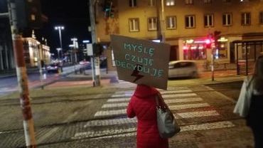 Ulicami Wrocławia przejdzie kartonowa procesja. Sobotnie protesty Strajku Kobiet