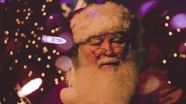 Wrocław: Święty Mikołaj jeździ po centrum. Gdzie i kiedy można go spotkać?