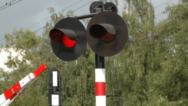 Remont przejazdu kolejowego i nowy zakaz zatrzymywania się. Utrudnienia w ruchu
