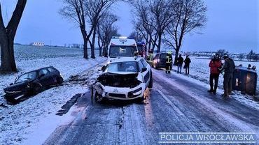 Ślisko na drogach. Dwa wypadki pod Wrocławiem. Są ranni