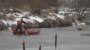 Akcja ratunkowa przy mostach Warszawskich. Z lodowatej wody wyciągnięto mężczyznę