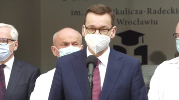 Premier Mateusz Morawiecki we Wrocławiu. Wizytował punkt szczepień