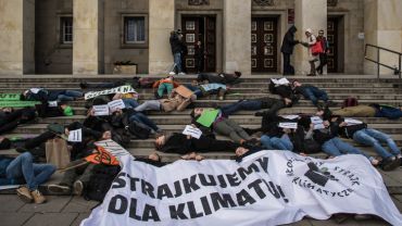 PRIMA APRILIS: Strajk klimatyczny odwołany. Aktywiści, zamiast leżeć na ulicy, pójdą posprzątać las