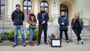 Wrocław: WIR i Piraci przynieśli trumnę pod NFZ [ZDJĘCIA]