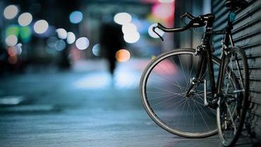 Pijany rowerzysta wjechał w… latarnię. Trafił do szpitala