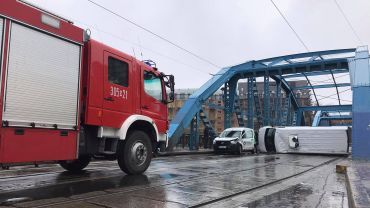 Bus przewrócił się na bok i zablokował wrocławski most [WIDEO, ZDJĘCIA]