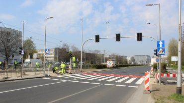Nowe przejście dla pieszych na Legnickiej na ukończeniu. Sygnalizacja ruszy w maju [ZDJĘCIA]