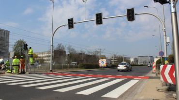 Nowe przejście dla pieszych na Legnickiej oddane do użytku przed terminem [ZDJĘCIA]