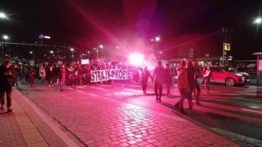 Protest przeciwko Nagrodzie Wrocławia dla Strajku Kobiet. Uważają, że miasto nagradza „agresję i mowę nienawiści”