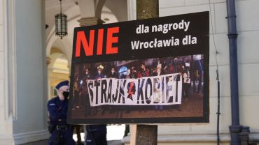 Protest przeciwko nagrodzie dla Strajku Kobiet. Do Wrocławia przyjechał prezes Marszu Niepodległości [ZDJĘCIA]