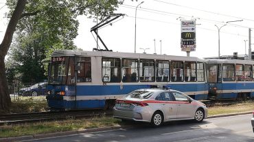 Zderzenie tramwaju z samochodem na Hallera