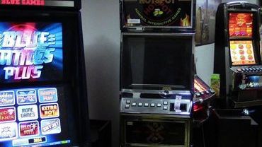 Funkcjonariusze KAS zabezpieczyli nielegalne automaty do gier i ponad 46 tys. złotych