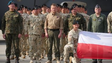 „Hercules” nad Wrocławiem, minister na lotnisku. Polscy żołnierze wrócili z Afganistanu [ZDJĘCIA]