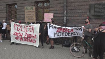 „Policja znów zabiła”. Protest anarchistów przed komendą we Wrocławiu [WIDEO, ZDJĘCIA]