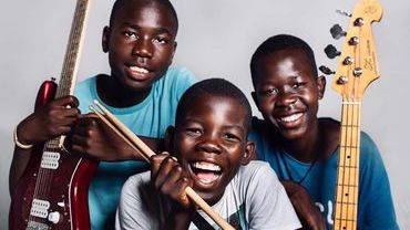 „Instrumenty zamiast broni”. Koncert uczniów afrykańskiej szkoły założonej przez Polaka