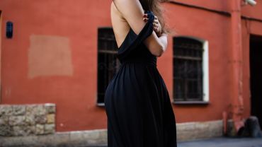 Czarna sukienka na wesele – jak ją najlepiej wystylizować?