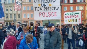 „Wrocław zostaje w Europie”. Protest po wyroku Trybunału Konstytucyjnego [ZDJĘCIA]
