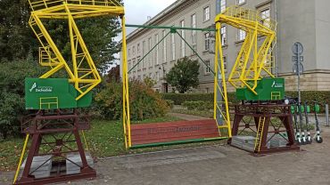„Dźwigozaury” we Wrocławiu. Stoją tuż przy Moście Grunwaldzkim [ZDJĘCIA]