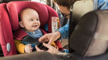 Fotelik tyłem do kierunku jazdy, czyli bezpieczny sposób przewozu dziecka